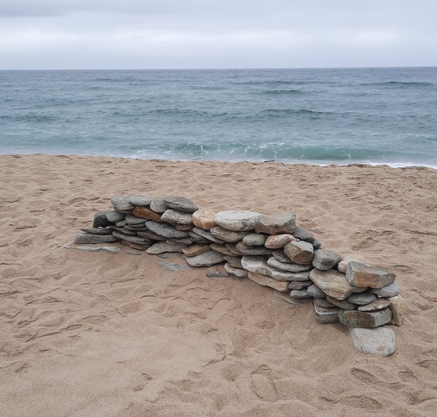 Unha das construcins de pedra retiradas hoxe en Baldaio