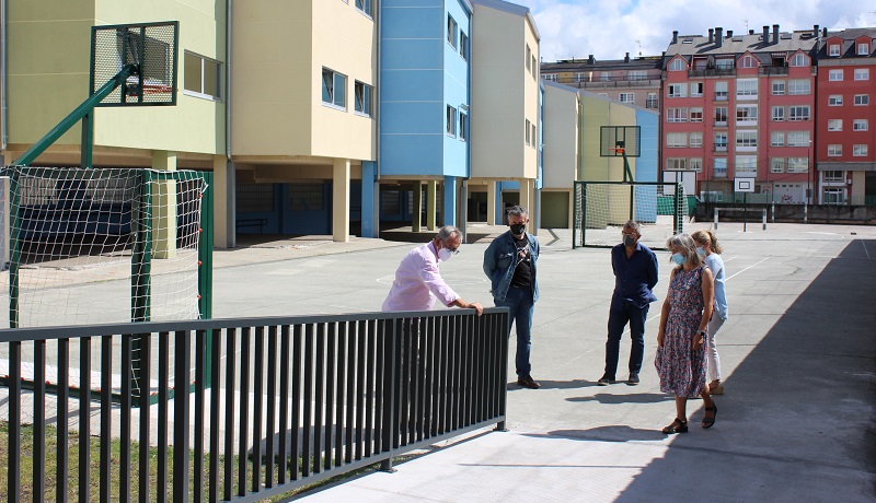 Alcalde e concelleira, co director e membros do claustro do centro, na nova rampla