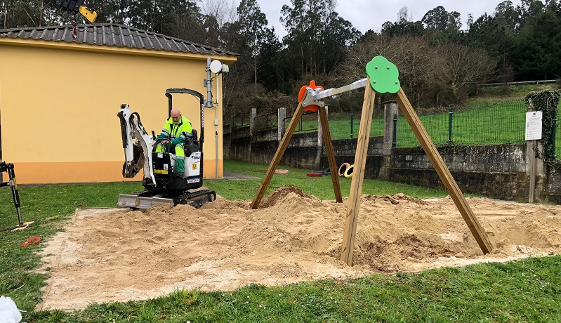 A brigada de obras traballa estes das nos parques das escolas