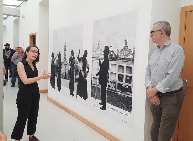 Vernica Ramil explicou a historia e o contido do mural