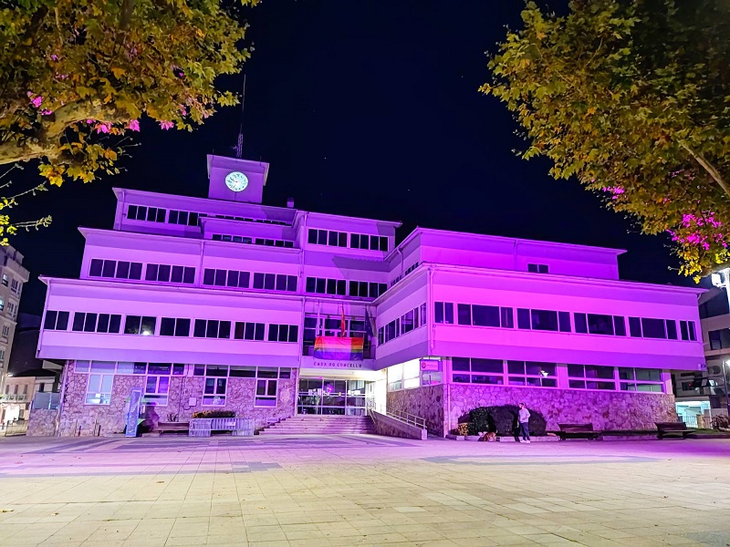 A Casa do Concello tamn est iluminada de cor rosa