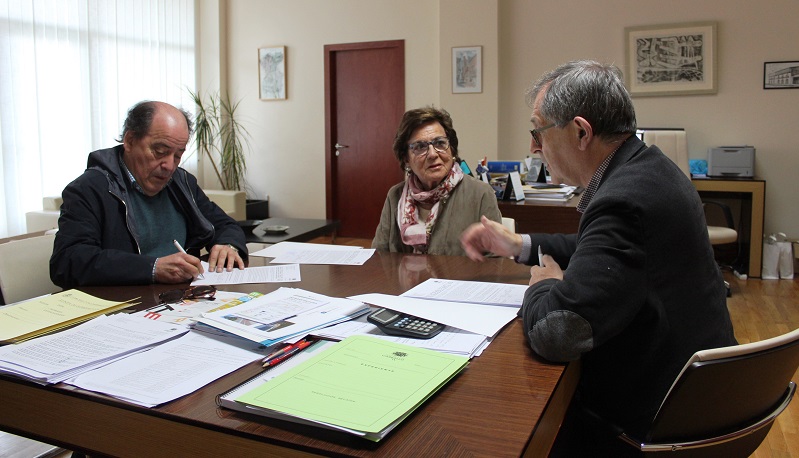 Luciano e Dolores Calvo, co alcalde de Carballo