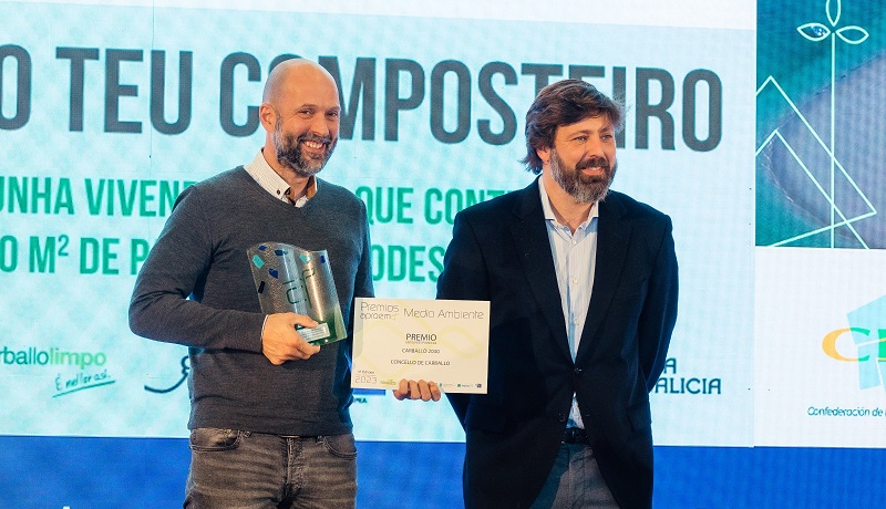 O concelleiro de Medio Ambiente, Miguel Vales, recollendo o premio Aproema