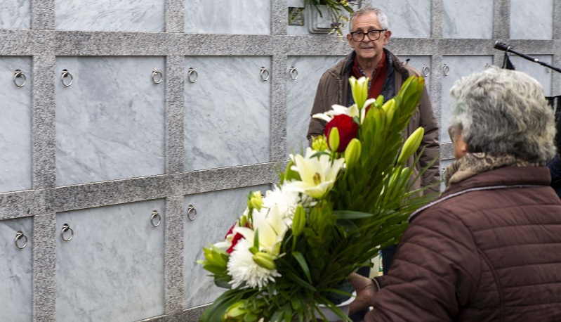 A vecia de Razo que lle cedeu o nicho para seren soterrado fixo a ofrenda floral