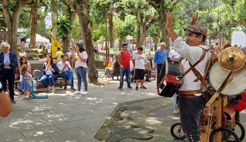 C Orquestra Pantasma animou a praza durante toda a ma