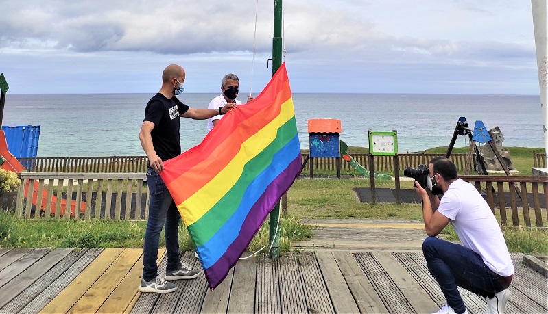 Miguel Vales e Javier Souto, izando a bandeira do Orgullo