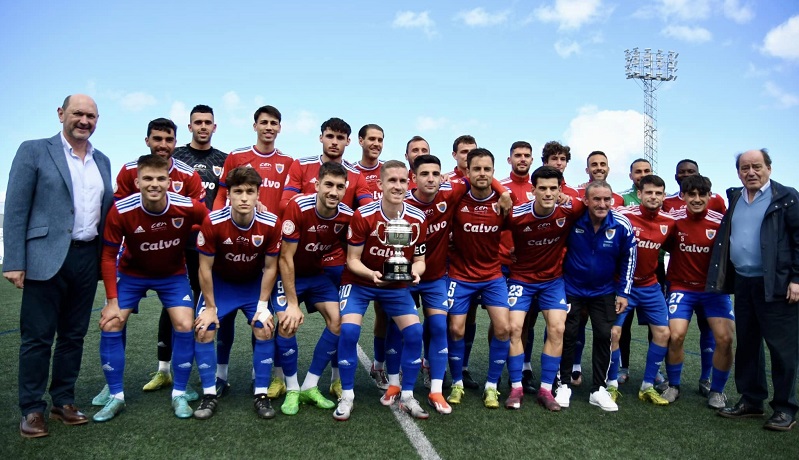 O Bergan, coa copa de campin (Foto: Bergantios FC)