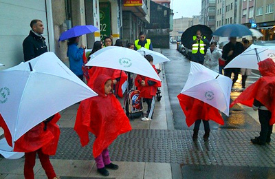 Nenos e nenas na ruta Camio Escolar